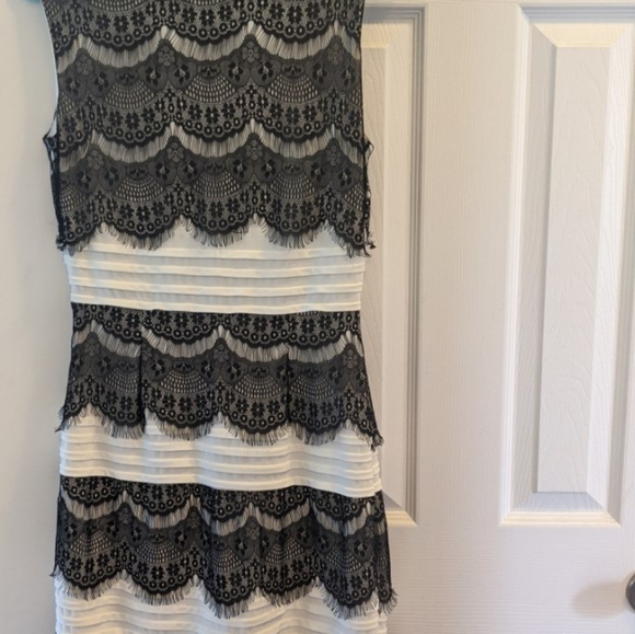 White and black dress - Picture 2 of 4